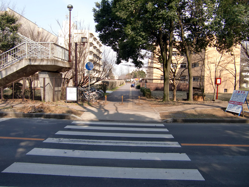 平砂学生宿舎前