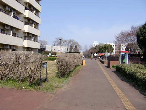 平砂学生宿舎前